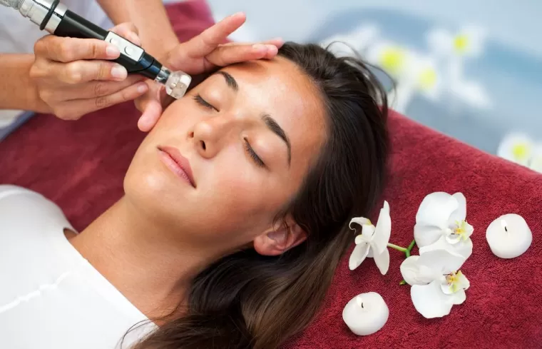 Professionnel d'institut de beauté proposant du microneedling, Triel-sur-Seine, SpaVana