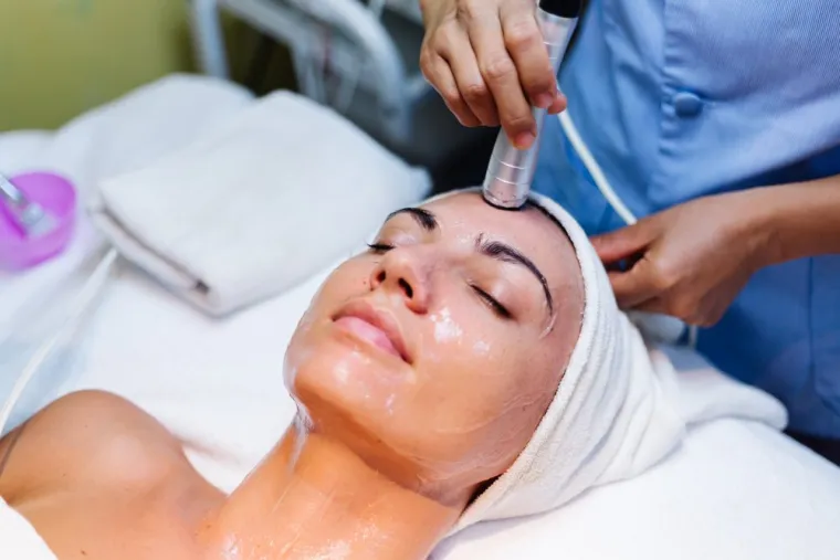 Faire un peeling Celestetic pour estomper les rides du visage à Triel-sur-Seine, Triel-sur-Seine, SpaVana